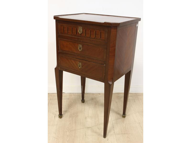 TABLE DE CHEVET en acajou et placage de bois...