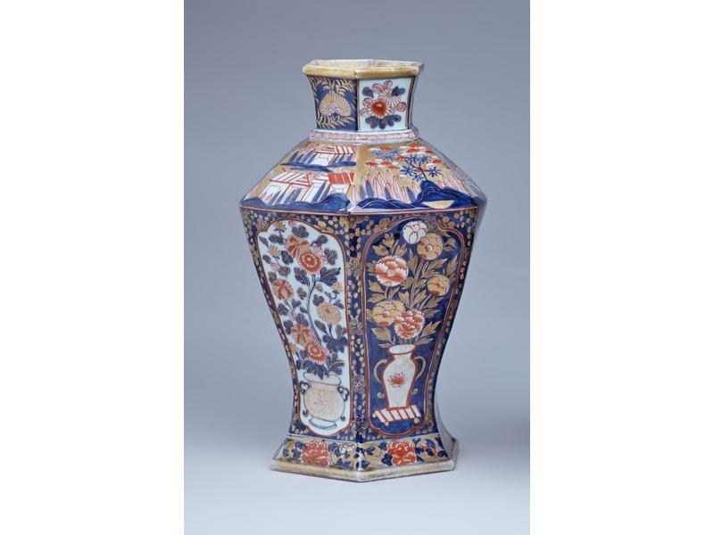 PAIRE DE VASES balustres à pans coupés en...