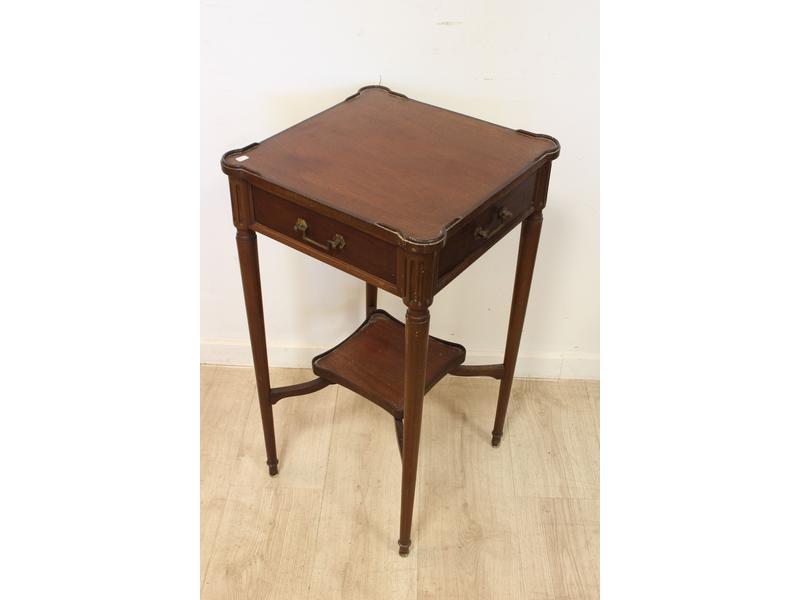 PETITE TABLE D'APPOINT en acajou et placage...