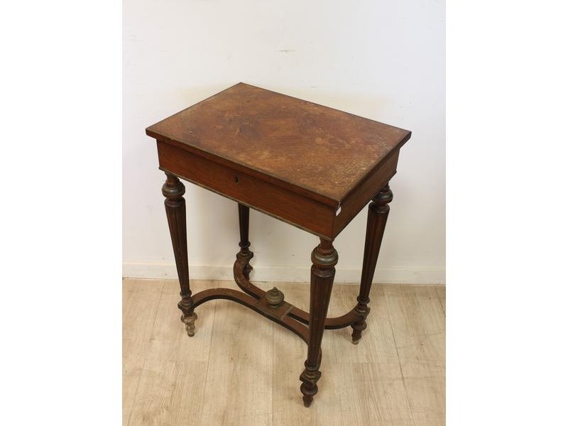 TABLE TRAVAILLEUSE en placage de palissandre...