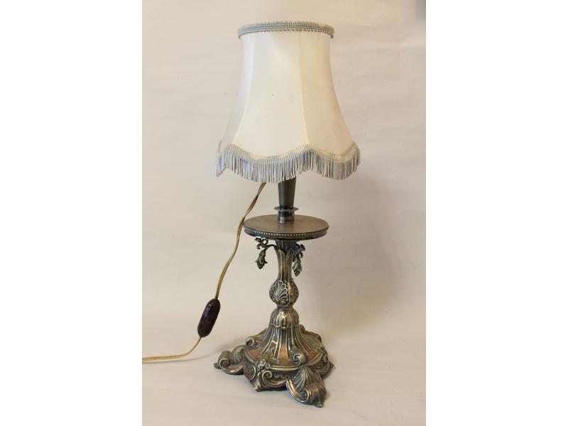 PIED DE LAMPE en bronze argenté, fût balustre...