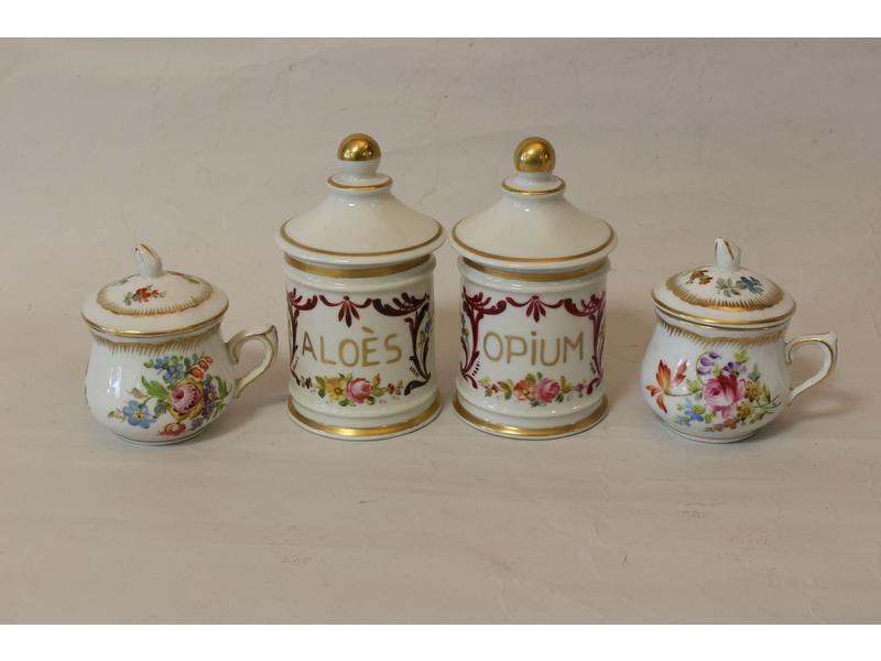 LOT EN PORCELAINE comprenant : UNE PAIRE...