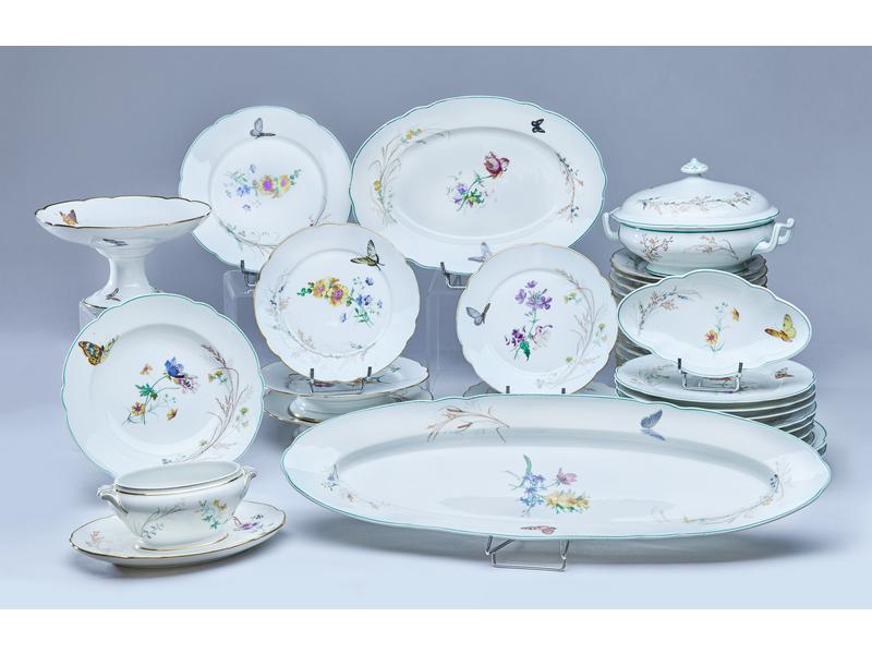 PARTIE DE SERVICE DE TABLE en porcelaine...