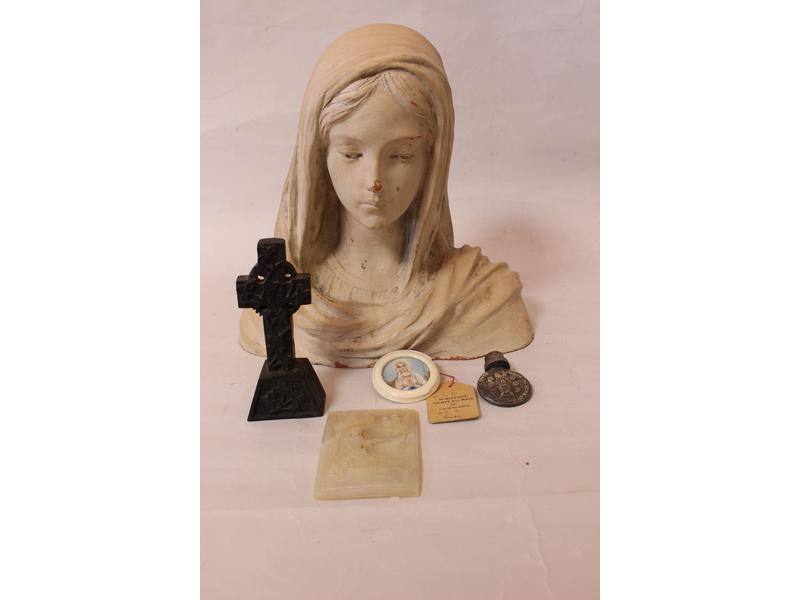 LOT RELIGIEUX comprenant une Vierge en terre...