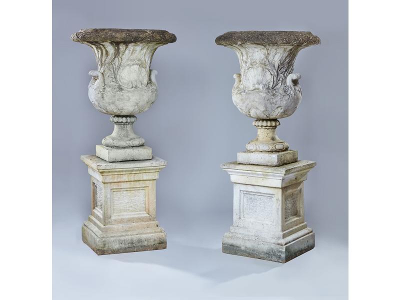 PAIRE DE VASES de forme balustre à deux anses...