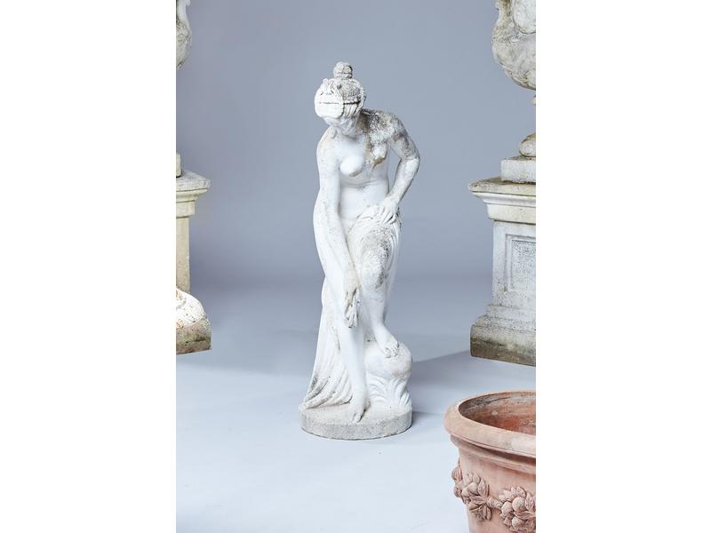 VENUS AU BAIN en pierre reconstituée.