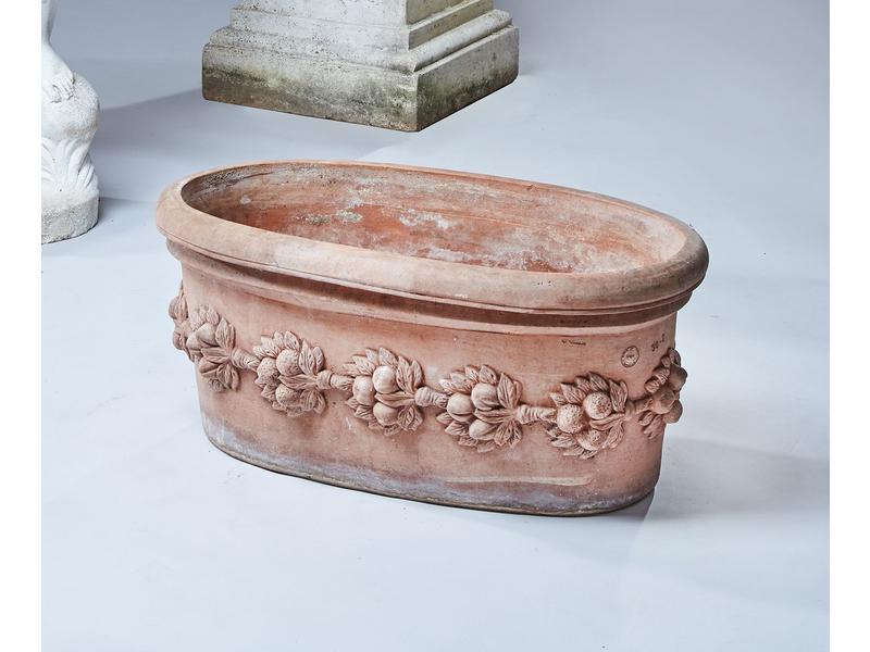 JARDINIERE ovale en terre cuite à décors...