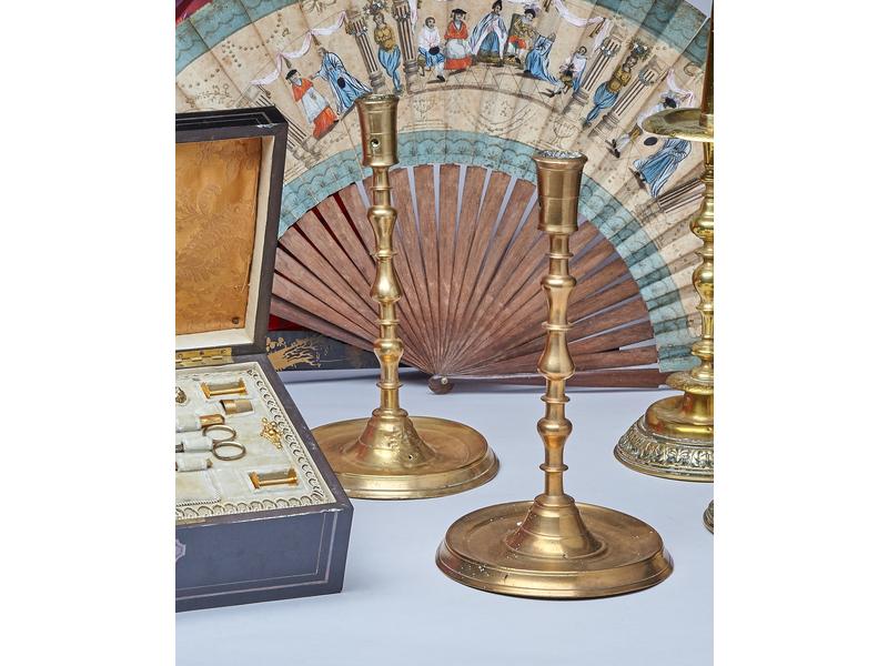 PAIRE DE FLAMBEAUX en bronze tourné en balustre,...