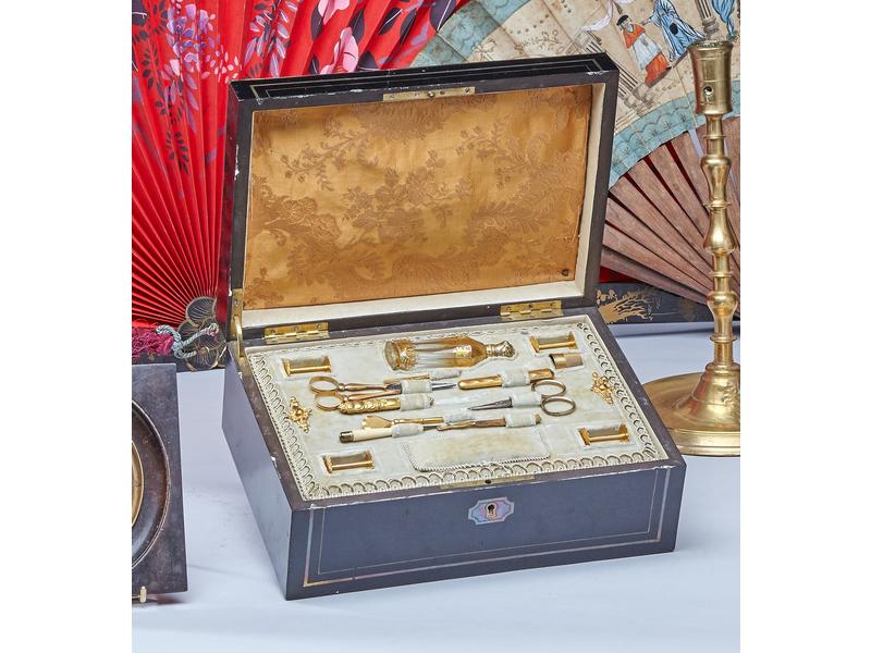 COFFRET A COUTURE en bois noirci et filets...