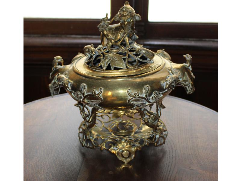 BRÛLE-PARFUM en bronze à riche décor de loirs...