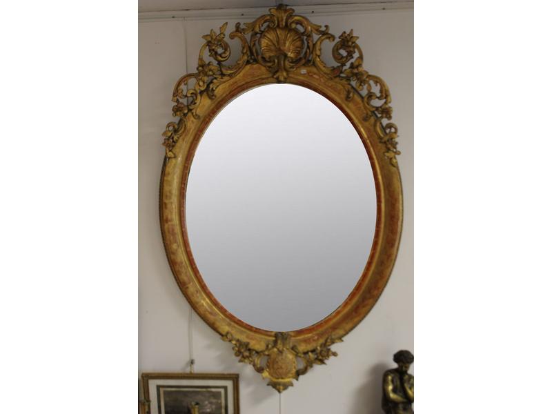MIROIR ovale dans un cadre en bois doré,...