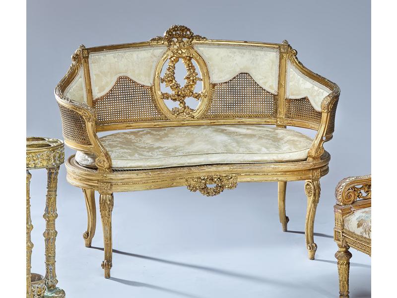 BANQUETTE de forme corbeille à assise et...