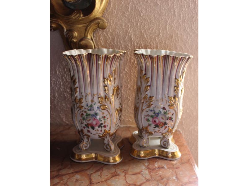 PAIRE DE VASES en porcelaine de forme tulipe...