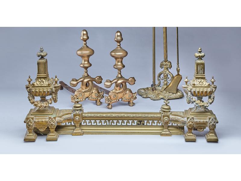 PAIRE DE CHENETS en bronze doré à décor de...