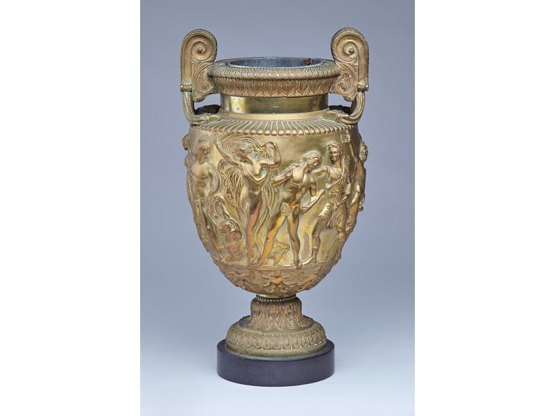 VASE sur piédouche en bronze et laiton doré,...