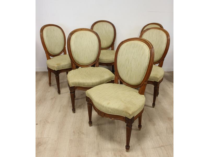 SIX CHAISES à dossier médaillon cabriolet...