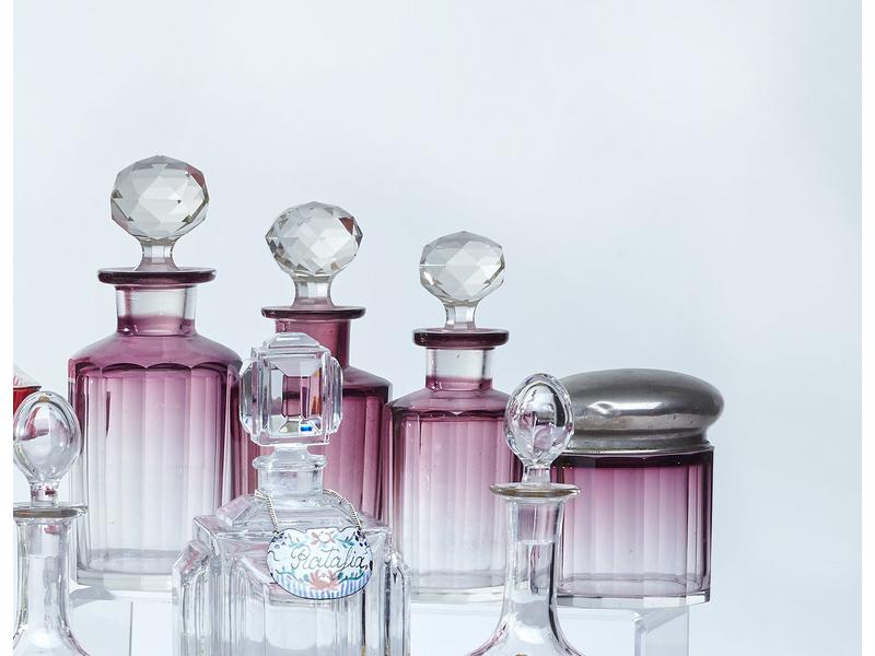 NECESSAIRE DE TOILETTE comprenant trois flacons...
