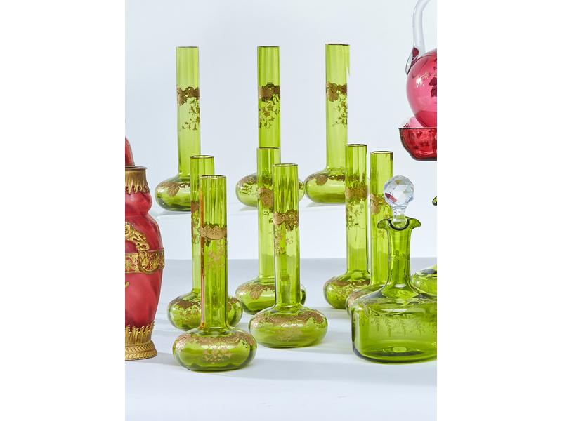 SUITE DE NEUF VASES soliflores en verre vert...