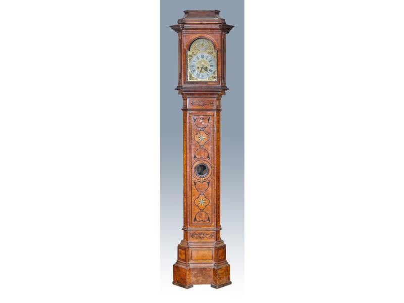 PENDULE DE PARQUET en marqueterie de bois...