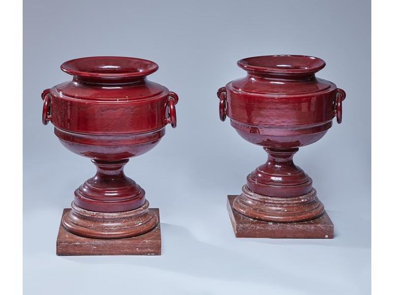 PAIRE DE GRANDS VASES sur piédouche en faïence...