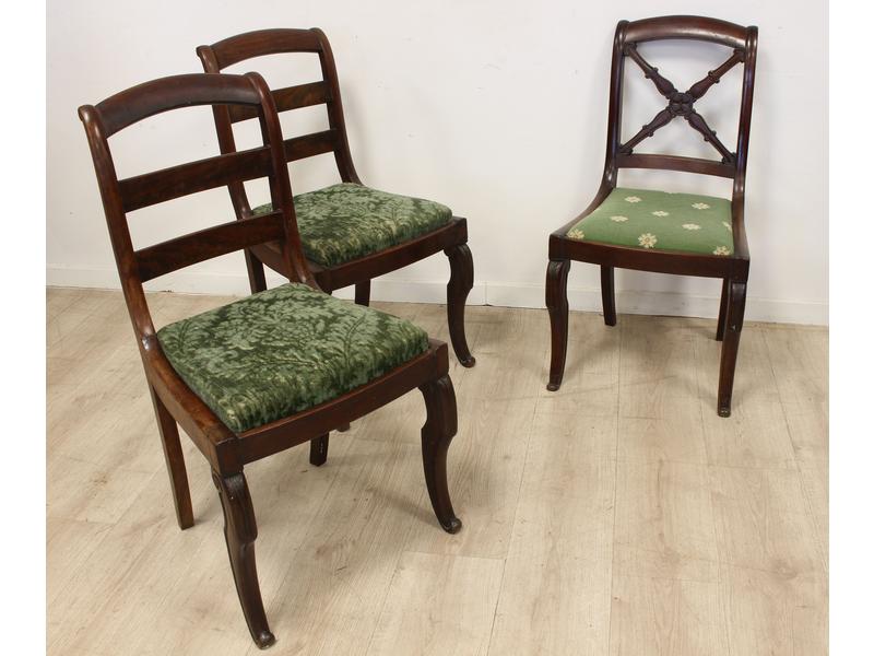 TROIS CHAISES en acajou et placage d'acajou,...