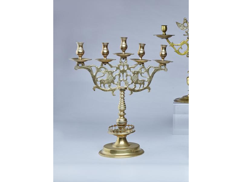 PAIRE DE CHANDELIERS en bronze et laiton...