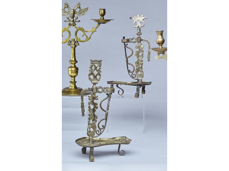 ORIGINALE PAIRE DE BOUGEOIRS A PINCE en bronze,...