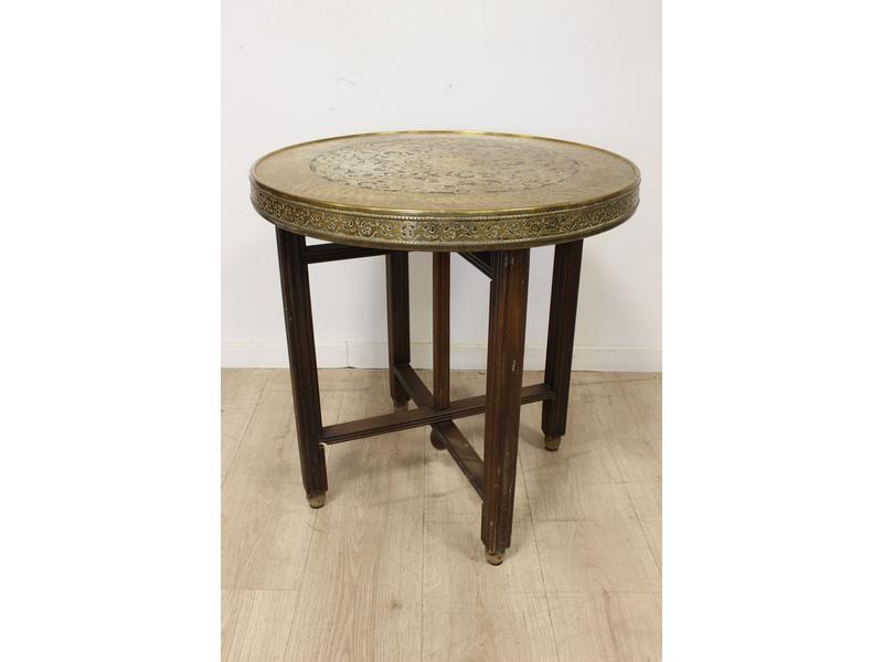 TABLE GUERIDON à plateau en laiton gravé...