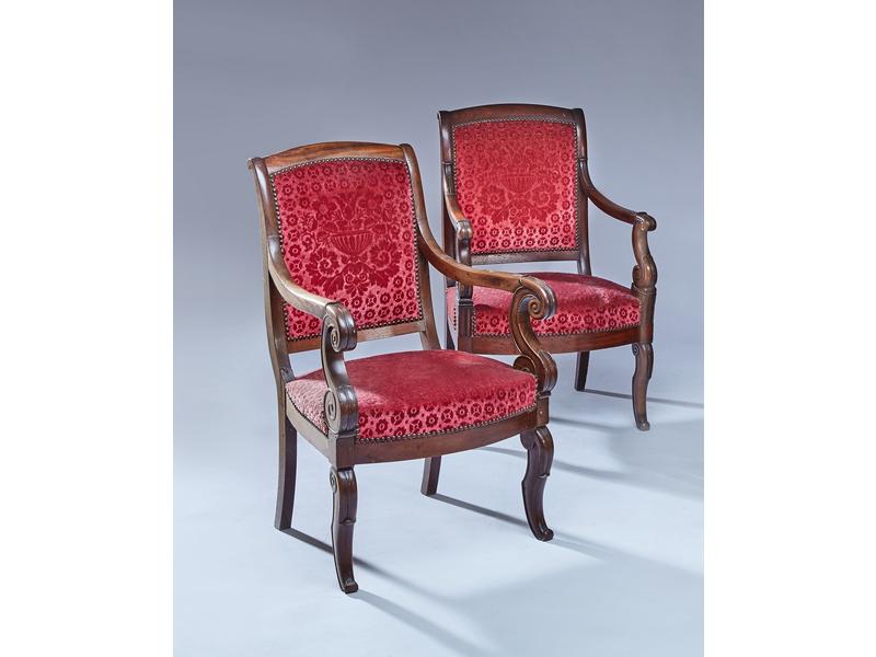 PAIRE DE FAUTEUILS en acajou et placage d'acajou,...