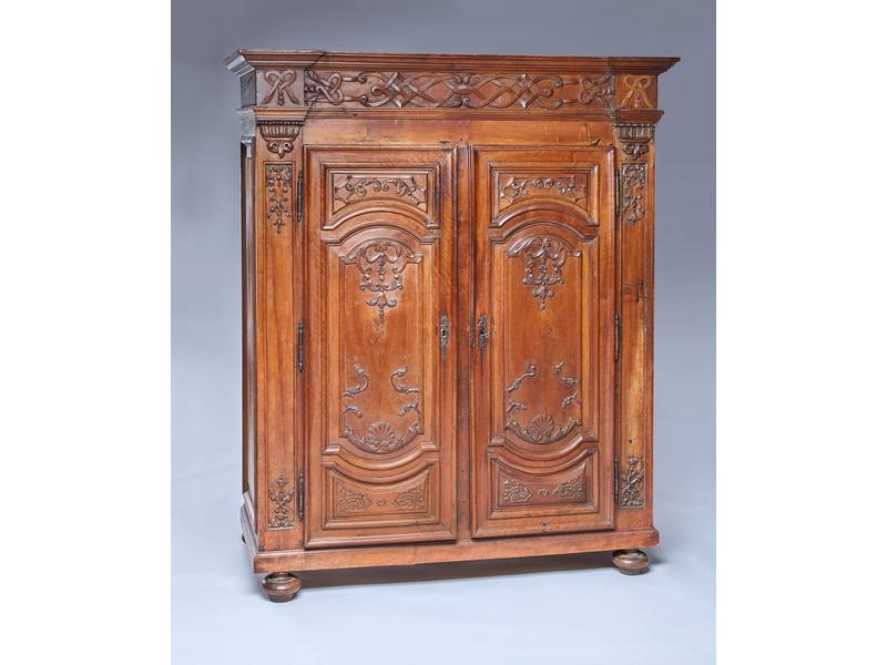 PETITE ARMOIRE en noyer richement sculpté...