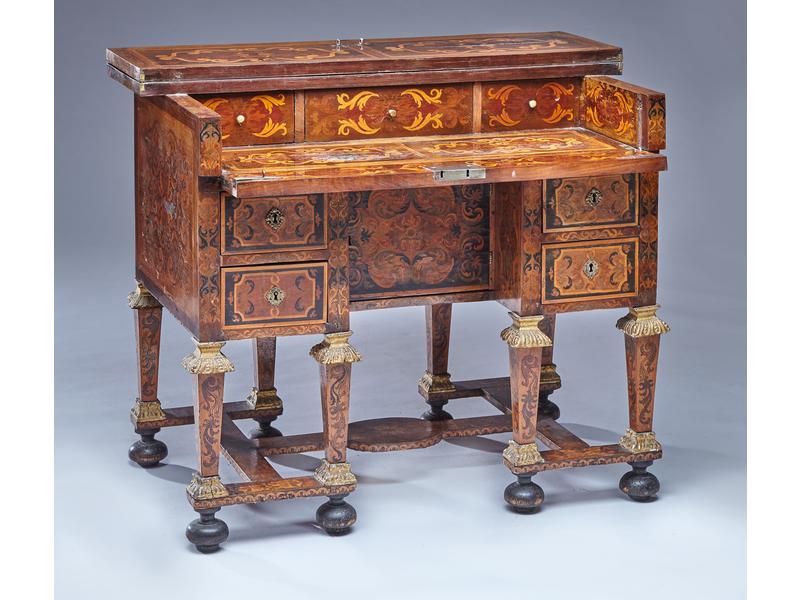 BUREAU MAZARIN à dessus brisé, marqueté toutes...