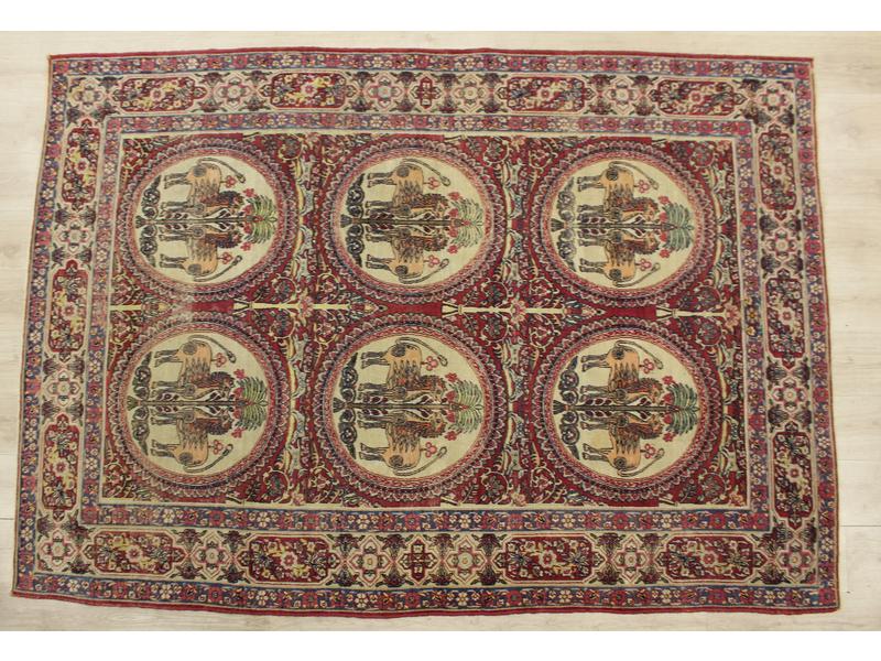 TAPIS en laine à fond parme, à décor de six...