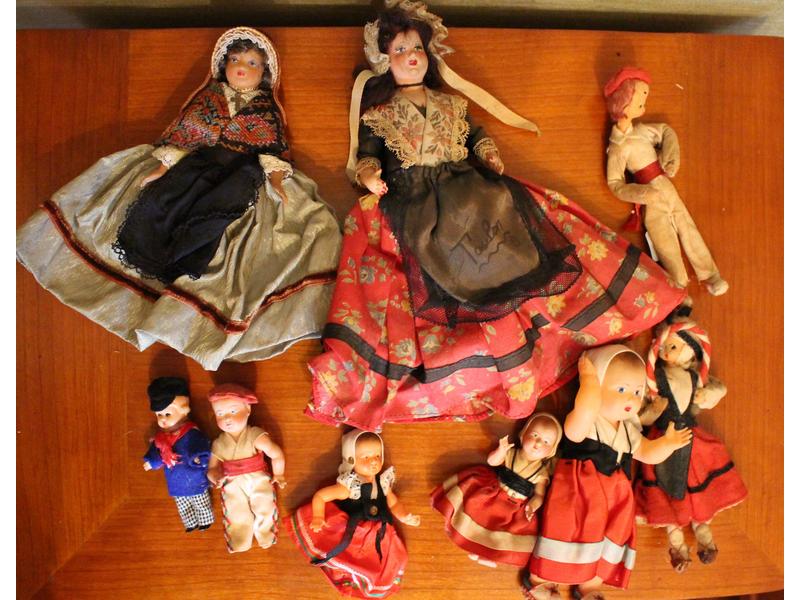 LOT DE 9 PETITES POUPEES principalement en...