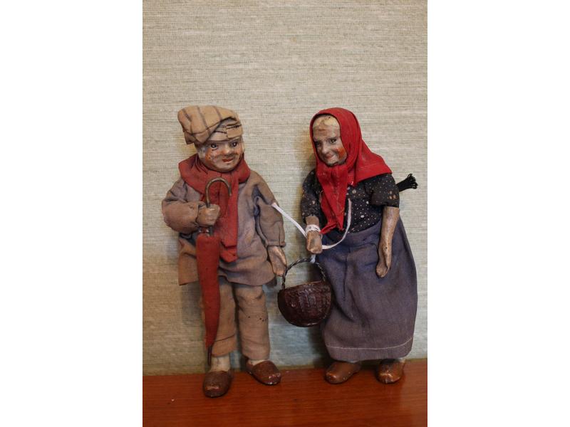 COUPLE DE VIEILLARDS en terre cuite polychrome...