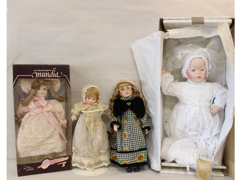 QUATRE POUPEES modernes en porcelaine, un...