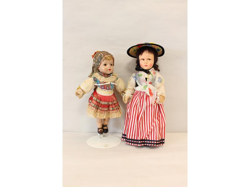 DEUX POUPEES en composition peintes en vêtements...