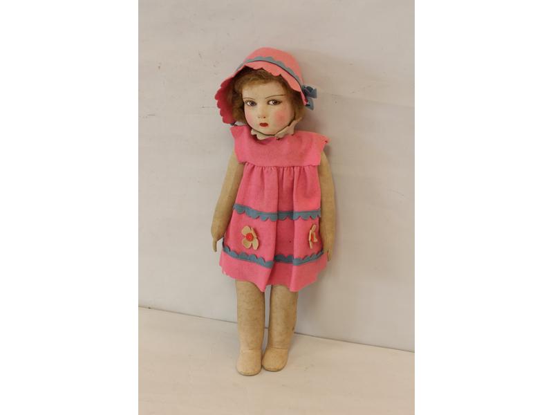 POUPEE en tissu peint avec robe et chapeau...