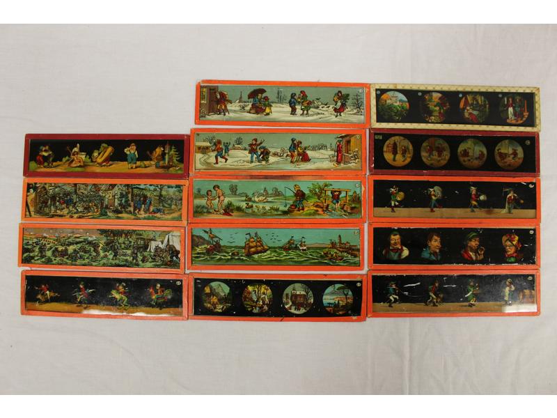 QUATORZE PLAQUES de lanterne magique. 4,5...