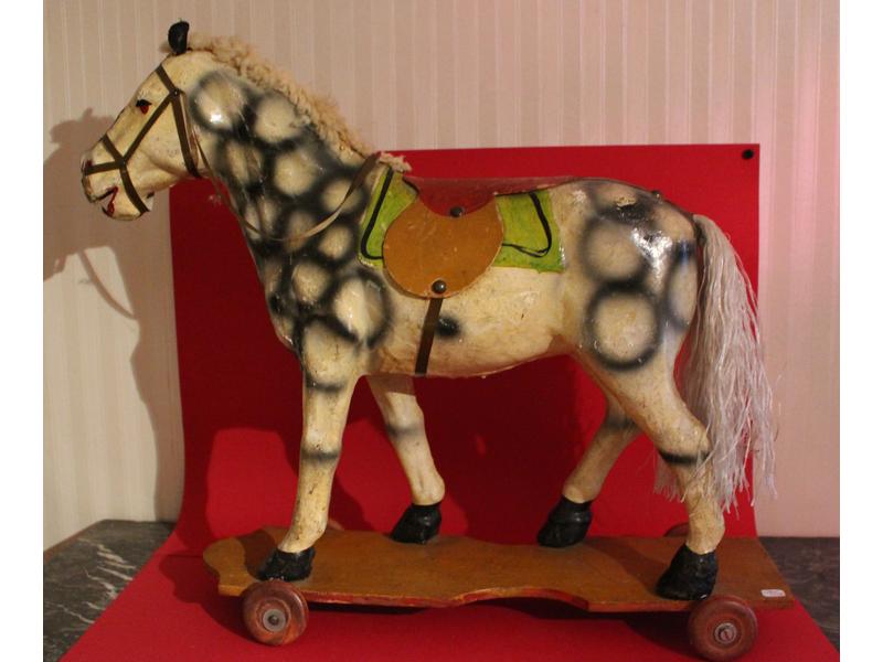 CHEVAL A TRAINER en papier mâché peint.