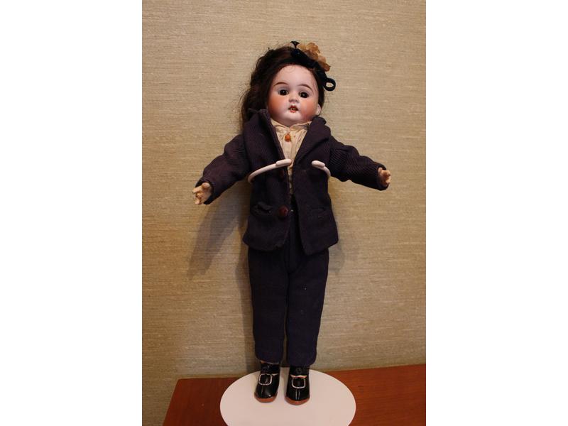 POUPEE à tête en porcelaine, bouche ouverte,...