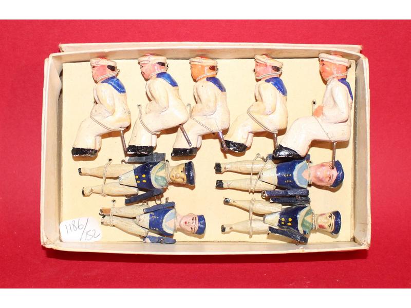 QUATRE FIGURINES articulées en bois peint...