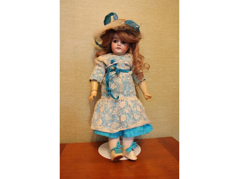 POUPEE à tête en porcelaine semi-pleine marquée...