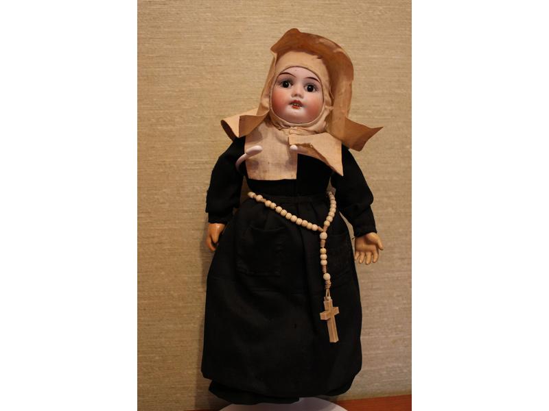 POUPEE RELIGIEUSE à tête en porcelaine, bouche...