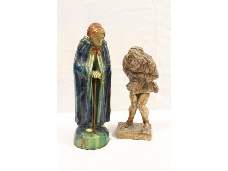 VIEILLE FEMME au capuchon en grès émaillé...
