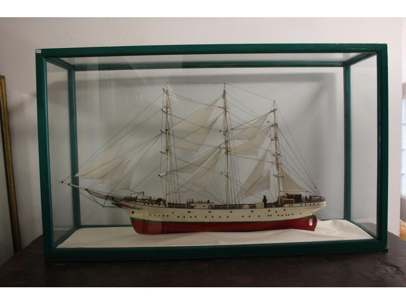 MAQUETTE DE TROIS MÂTS en bois peint, la...