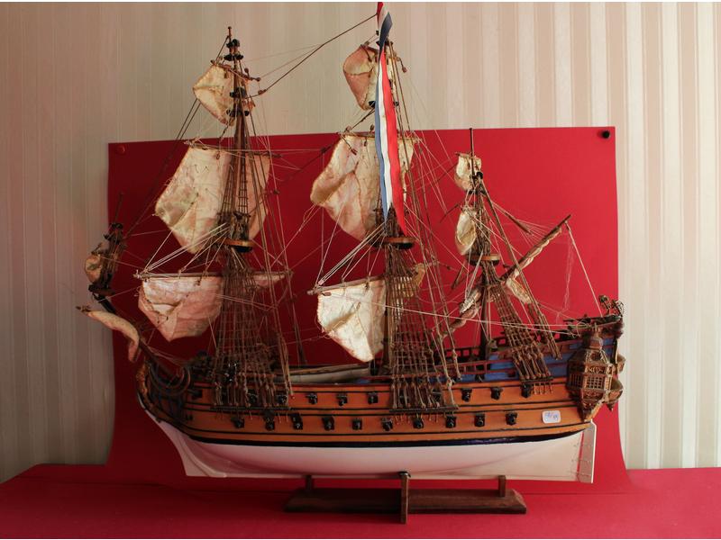 MAQUETTE de trois mâts en bois et tissu représentant...