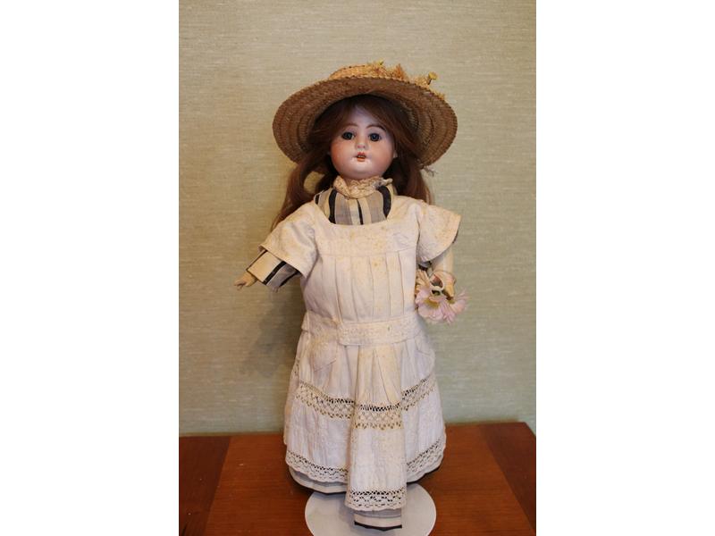 POUPEE tête en porcelaine marquée en creux...