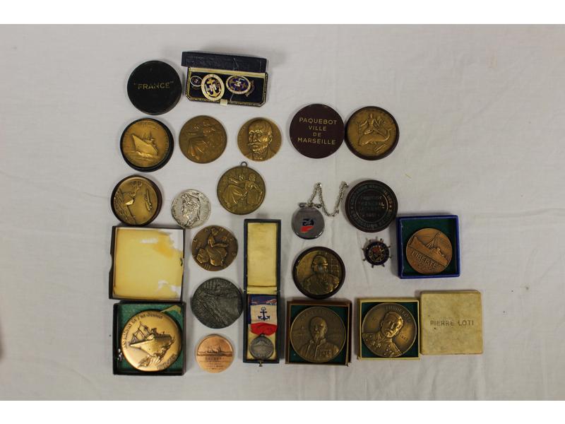 LOT DE MEDAILLES principalement en bronze...