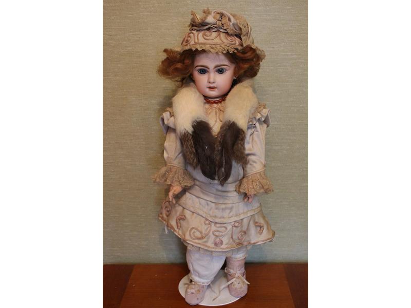 POUPEE tête en porcelaine marqué en rouge...