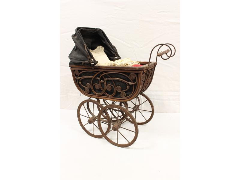 LANDAU DE POUPEE en rotin et cuir à quatre...